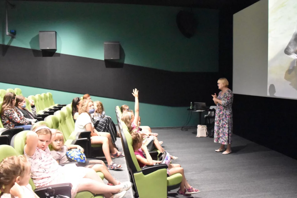 Spotkanie autorskie z pisarką Barbarą Gawryluk w MBP w Limanowej - zdjęcie 2