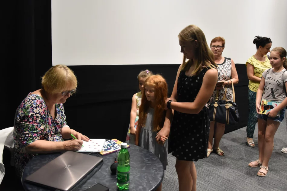 Spotkanie autorskie z pisarką Barbarą Gawryluk w MBP w Limanowej - zdjęcie 3