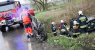 Uderzył w barierę i wpadł do potoku - zdjęcie 3