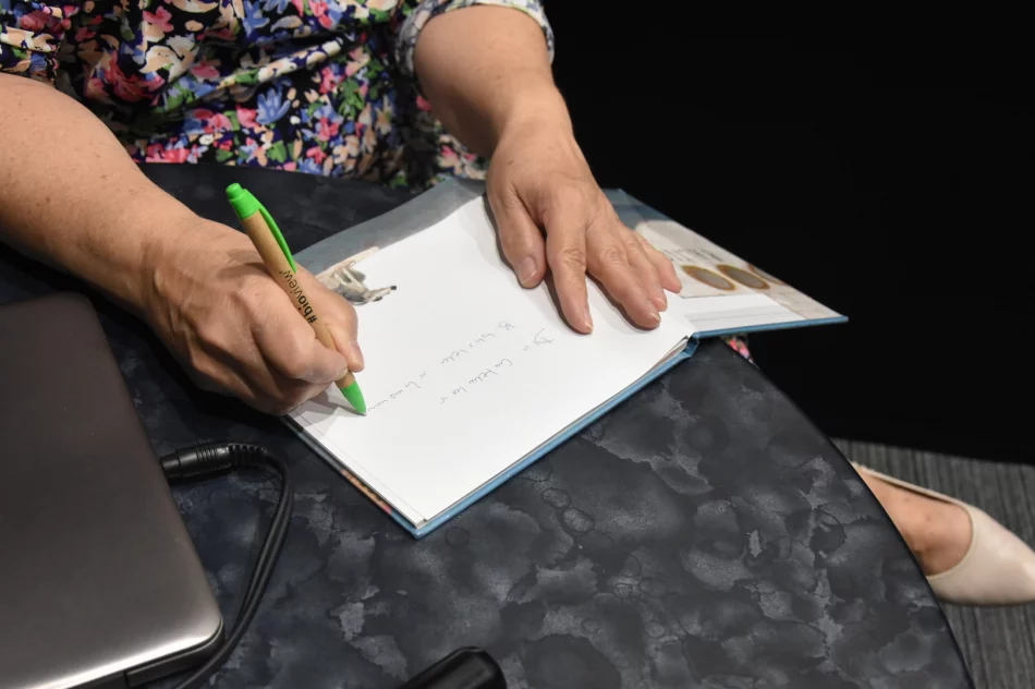 Spotkanie autorskie z pisarką Barbarą Gawryluk w MBP w Limanowej - zdjęcie 8