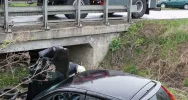 Uderzył w barierę i wpadł do potoku - zdjęcie 4