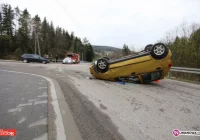 Kolizja na skrzyżowaniu. Dachowało daewoo - zdjęcie główne