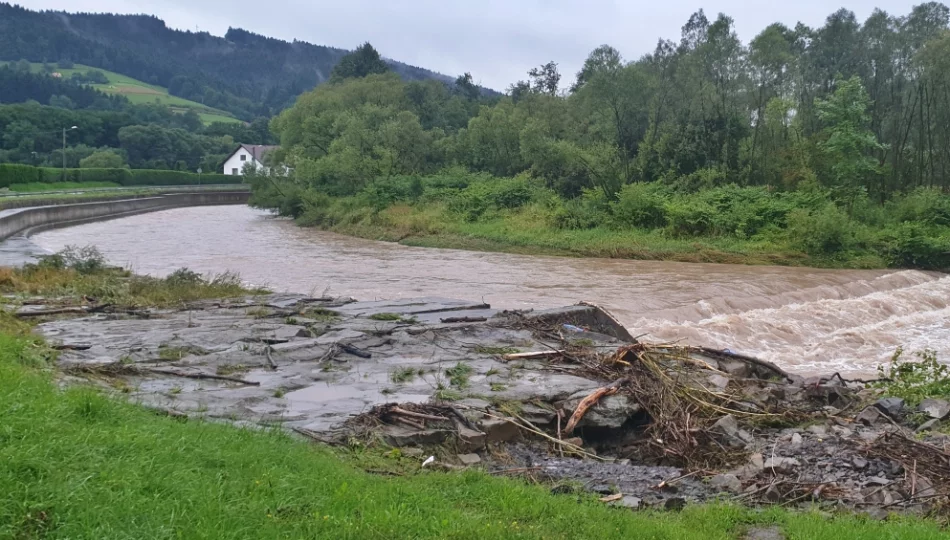 Silne opady deszczu. Noc w miarę spokojna - stan rzek zaczął opadać - zdjęcie 1