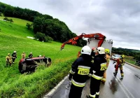 Zderzenie dwóch aut i dachowanie - zdjęcie główne