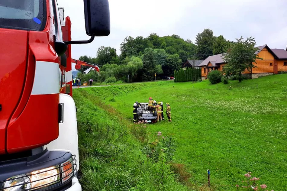 Zderzenie dwóch aut i dachowanie - zdjęcie 2
