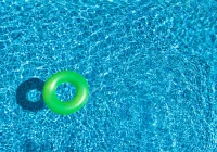 Prostokątne baseny stelażowe wkopane w ziemię - 3 pomysły na zaaranżowanie przestrzeni - zdjęcie główne