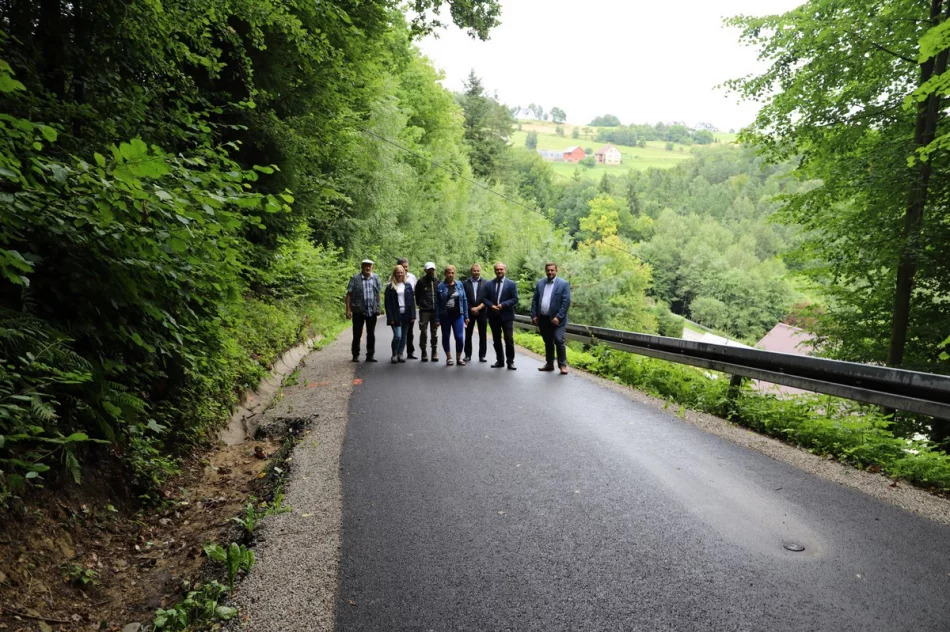 Odbiór zmodernizowanych dróg w Walowej Górze i Młynnem - zdjęcie 2