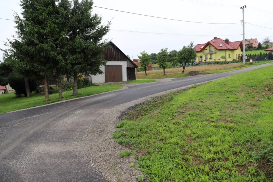 Odbiór zmodernizowanych dróg w Walowej Górze i Młynnem - zdjęcie 3