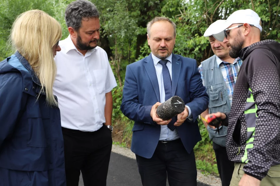 Odbiór zmodernizowanych dróg w Walowej Górze i Młynnem - zdjęcie 9