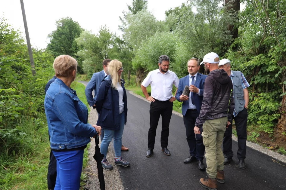 Odbiór zmodernizowanych dróg w Walowej Górze i Młynnem - zdjęcie 10