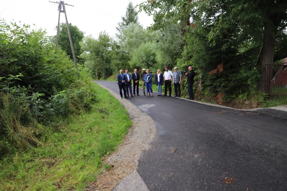 Odbiór zmodernizowanych dróg w Walowej Górze i Młynnem - zdjęcie 11