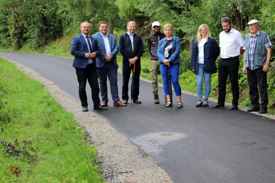 Odbiór zmodernizowanych dróg w Walowej Górze i Młynnem - zdjęcie 12