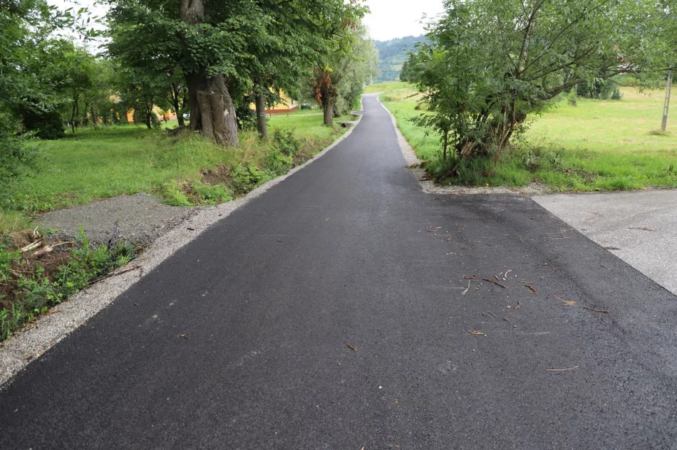 Odbiór zmodernizowanych dróg w Walowej Górze i Młynnem - zdjęcie 14