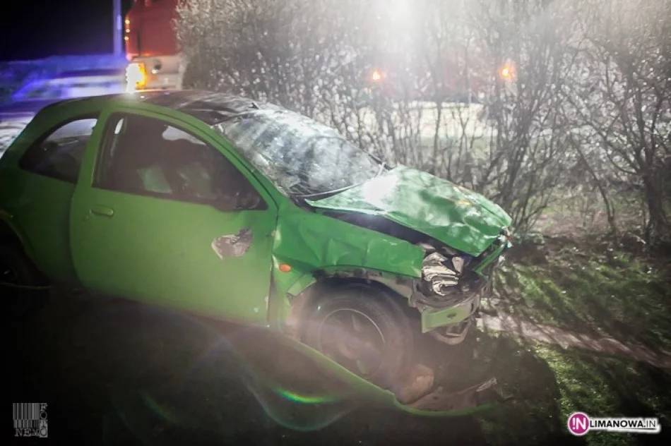 Ford wypadł z drogi i dachował - zdjęcie 2