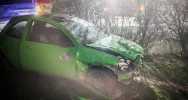 Ford wypadł z drogi i dachował - zdjęcie 2