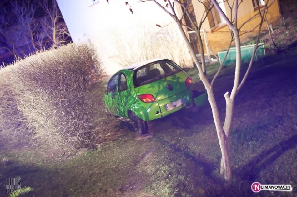 Ford wypadł z drogi i dachował - zdjęcie 3