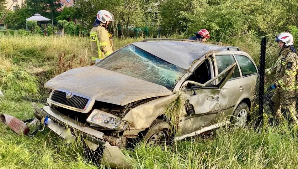 Dachowanie samochodu na drodze wojewódzkiej - zdjęcie 1