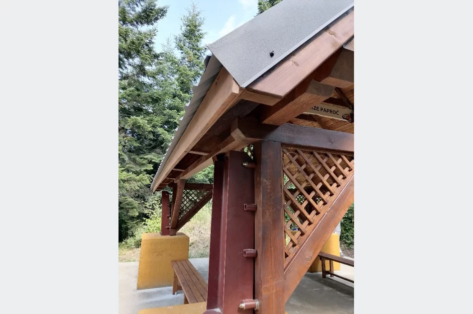 Zamiast wieży powstała wiata. Były wójt: żenada - zdjęcie 3