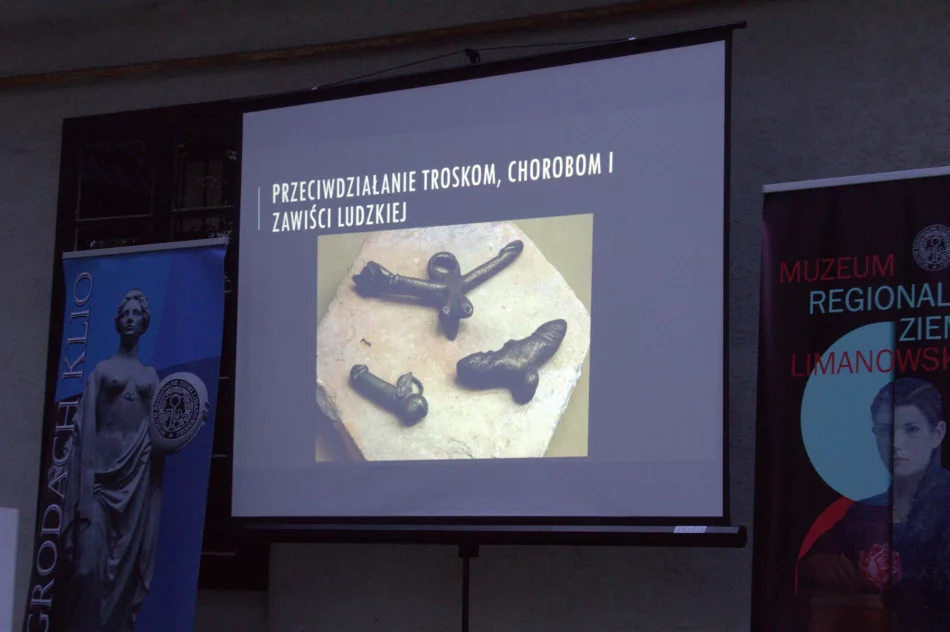 „Mężczyzna zmiennym był”- wakacyjne spotkanie z cyklu „W Ogrodach Klio” w Muzeum Regionalnym Ziemi Limanowskiej - zdjęcie 11