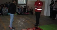 Licealiści uczyli młodszych pierwszej pomocy - zdjęcie 2