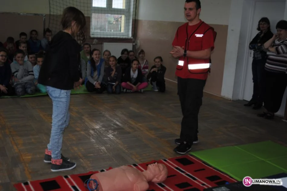 Licealiści uczyli młodszych pierwszej pomocy - zdjęcie 2