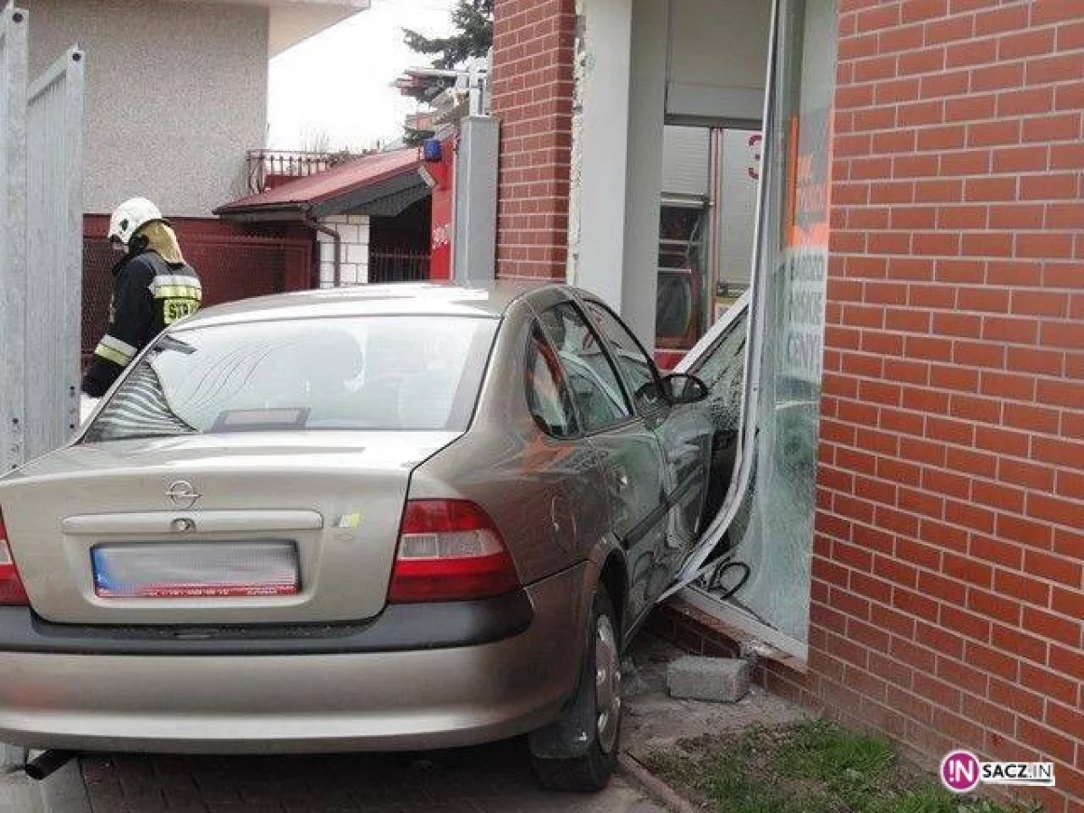 Samochód osobowy wjechał w budynek sklepu