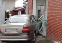 Samochód osobowy wjechał w budynek sklepu - zdjęcie główne