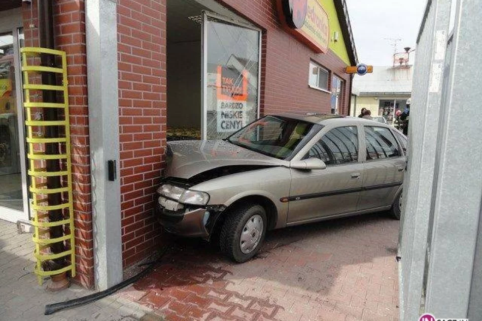 Samochód osobowy wjechał w budynek sklepu - zdjęcie 2