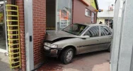 Samochód osobowy wjechał w budynek sklepu - zdjęcie 2