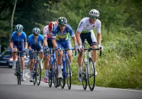 Kraksa na wyścigu kolarskim który ukończyło ostatecznie 10 kolarzy. Zwyciężył tegoroczny olimpijczyk - zdjęcie główne