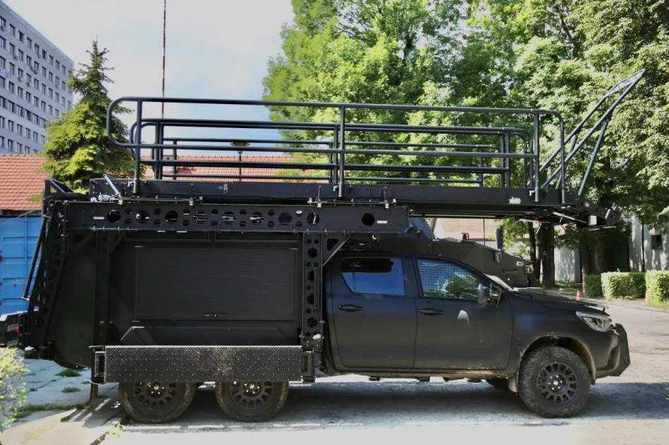 Samochód z platformą szturmową na wyposażeniu małopolskiej policji - zdjęcie 2