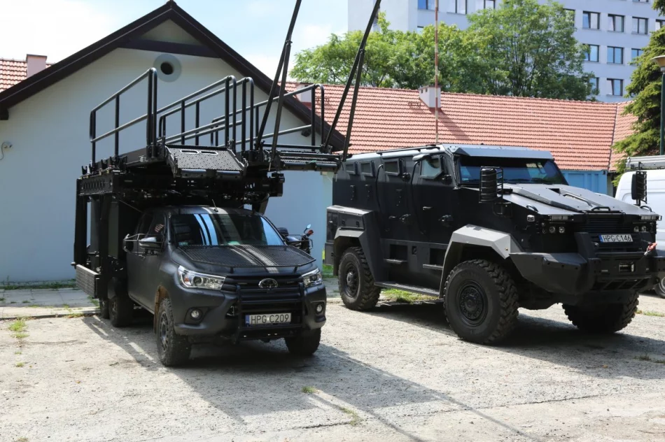 Samochód z platformą szturmową na wyposażeniu małopolskiej policji - zdjęcie 3