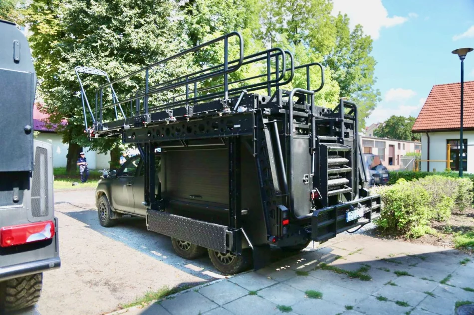 Samochód z platformą szturmową na wyposażeniu małopolskiej policji - zdjęcie 5