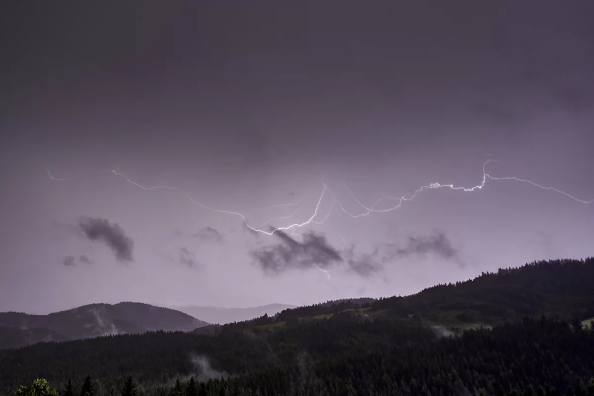 Awarie prądu po nocnej burzy w 6 miejscowościach