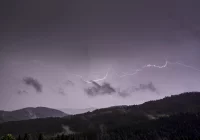 Awarie prądu po nocnej burzy w 6 miejscowościach - zdjęcie główne