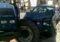 Zderzenie ciągnika z samochodem - zdjęcie główne