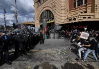 W Małopolsce znów najwięcej zakażeń. 218 osób aresztowano podczas protestu przeciw lockdownowi w Melbourne - zdjęcie główne