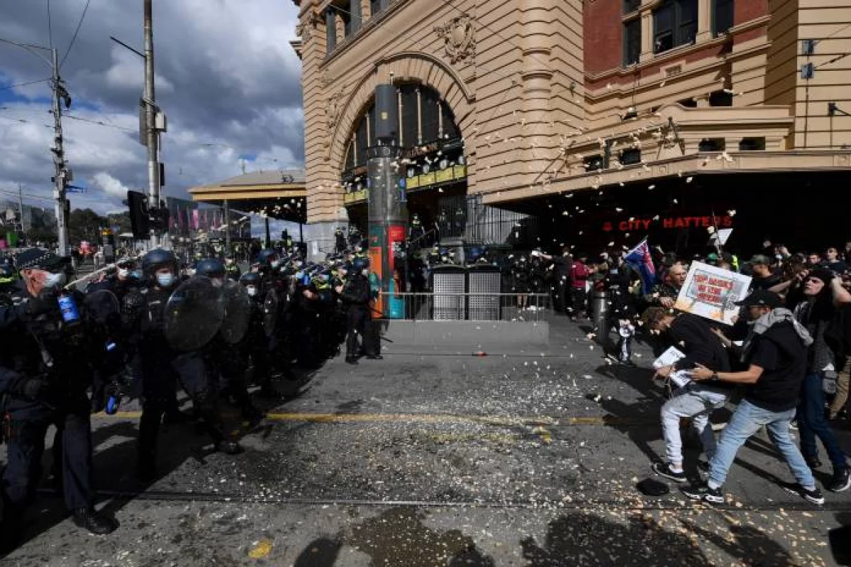 W Małopolsce znów najwięcej zakażeń. 218 osób aresztowano podczas protestu przeciw lockdownowi w Melbourne