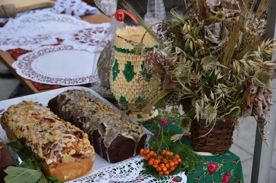 Regionalne smaki i unikatowe rękodzieło zachwycały na rynku - zdjęcie 3