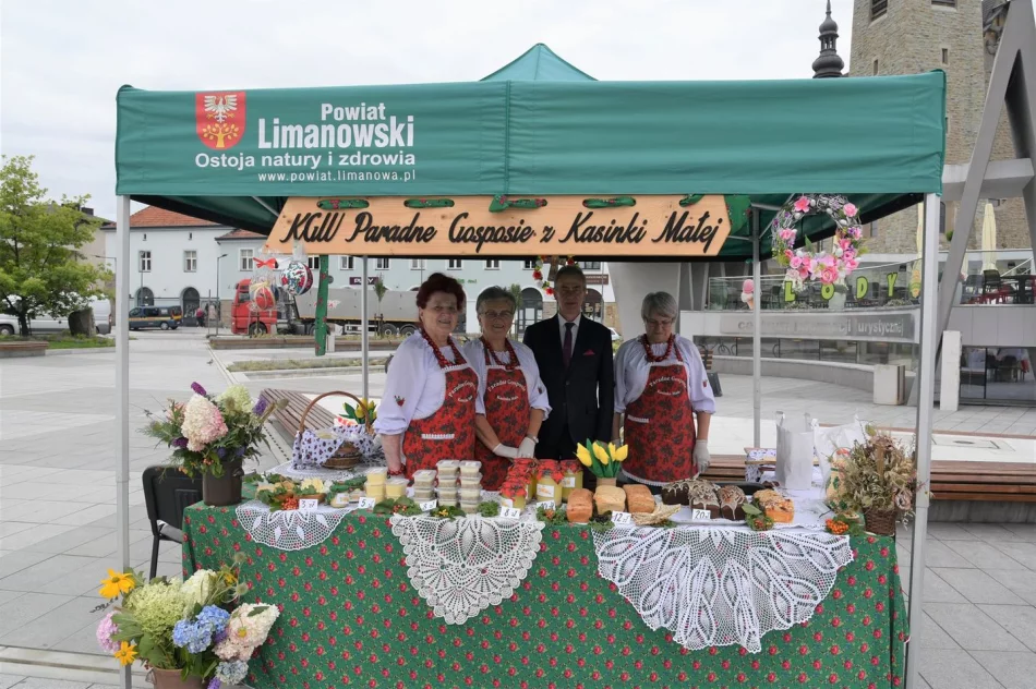 Regionalne smaki i unikatowe rękodzieło zachwycały na rynku - zdjęcie 4