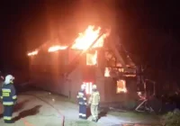 Doszczętnie spłonął budynek mieszkalny - zdjęcie główne