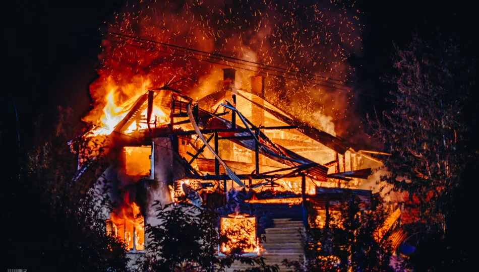 Działania strażaków przy nocnym pożarze domu  - zdjęcie 1
