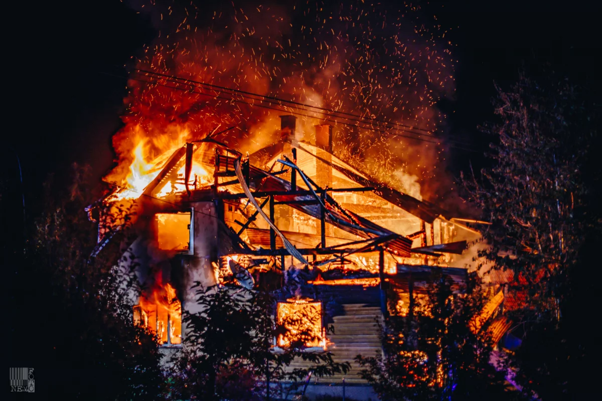 Działania strażaków przy nocnym pożarze domu 
