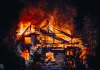 Działania strażaków przy nocnym pożarze domu  - zdjęcie główne