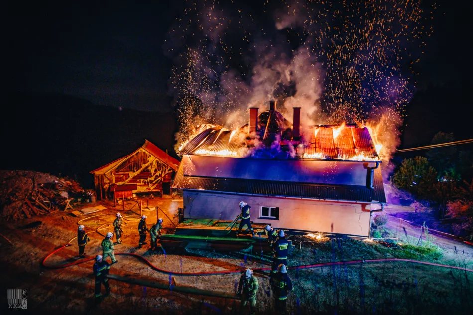 Działania strażaków przy nocnym pożarze domu  - zdjęcie 2
