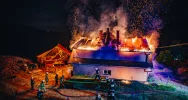 Działania strażaków przy nocnym pożarze domu  - zdjęcie 2