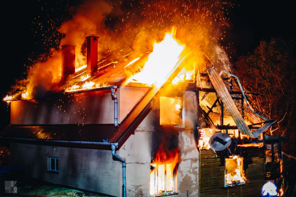 Działania strażaków przy nocnym pożarze domu  - zdjęcie 3