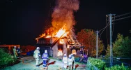 Działania strażaków przy nocnym pożarze domu  - zdjęcie 4