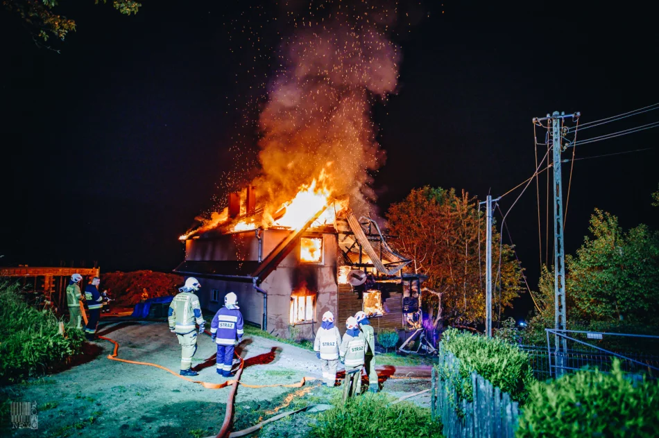Działania strażaków przy nocnym pożarze domu  - zdjęcie 4
