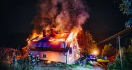Działania strażaków przy nocnym pożarze domu  - zdjęcie 5